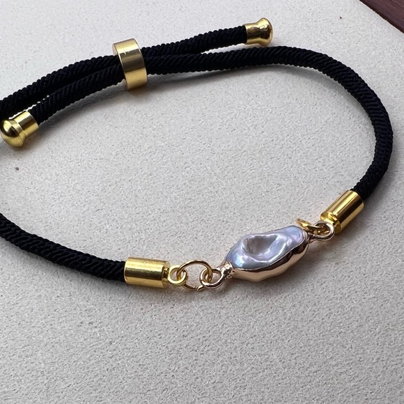 Handmade bracelet with a pearl centre - Picture 3 of 3